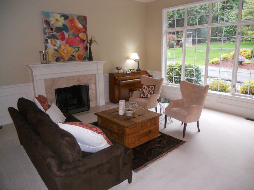 Idee per un soggiorno chic di medie dimensioni con pareti beige, moquette, camino classico, cornice del camino in legno e pavimento bianco