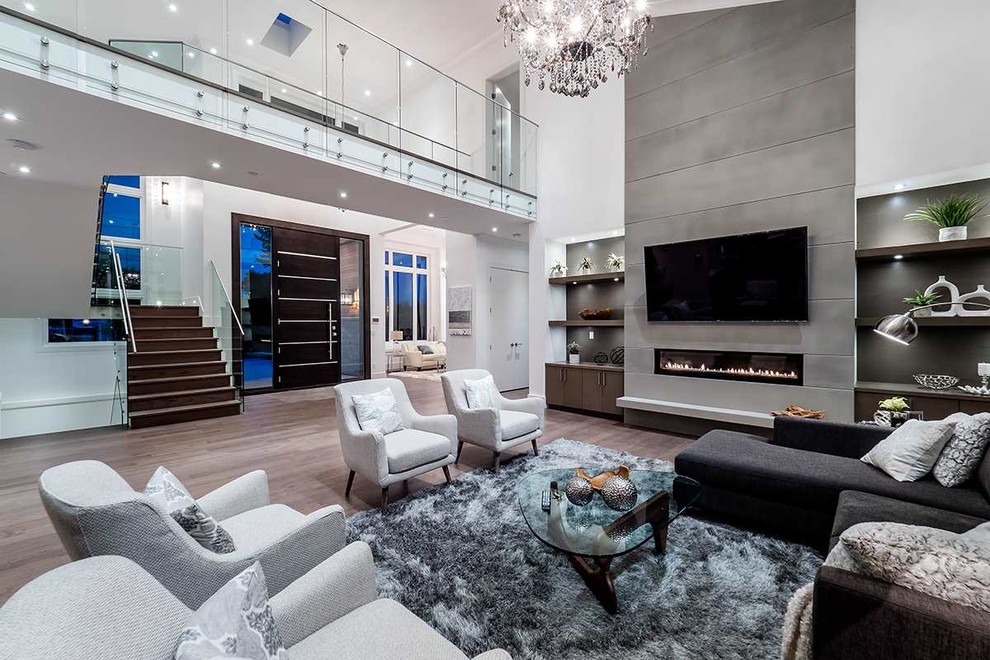 Modernes Wohnzimmer mit weißer Wandfarbe, hellem Holzboden, Gaskamin und TV-Wand in Vancouver