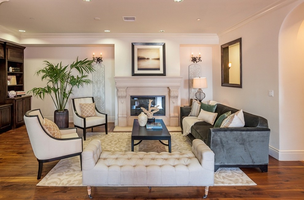 Großes, Repräsentatives, Fernseherloses, Abgetrenntes Klassisches Wohnzimmer mit beiger Wandfarbe, braunem Holzboden und Kamin in Los Angeles