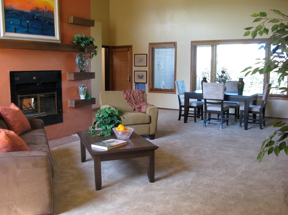Mittelgroßes, Offenes Stilmix Wohnzimmer mit beiger Wandfarbe, Teppichboden, Kamin, Kaminumrandung aus Metall und braunem Boden in Albuquerque