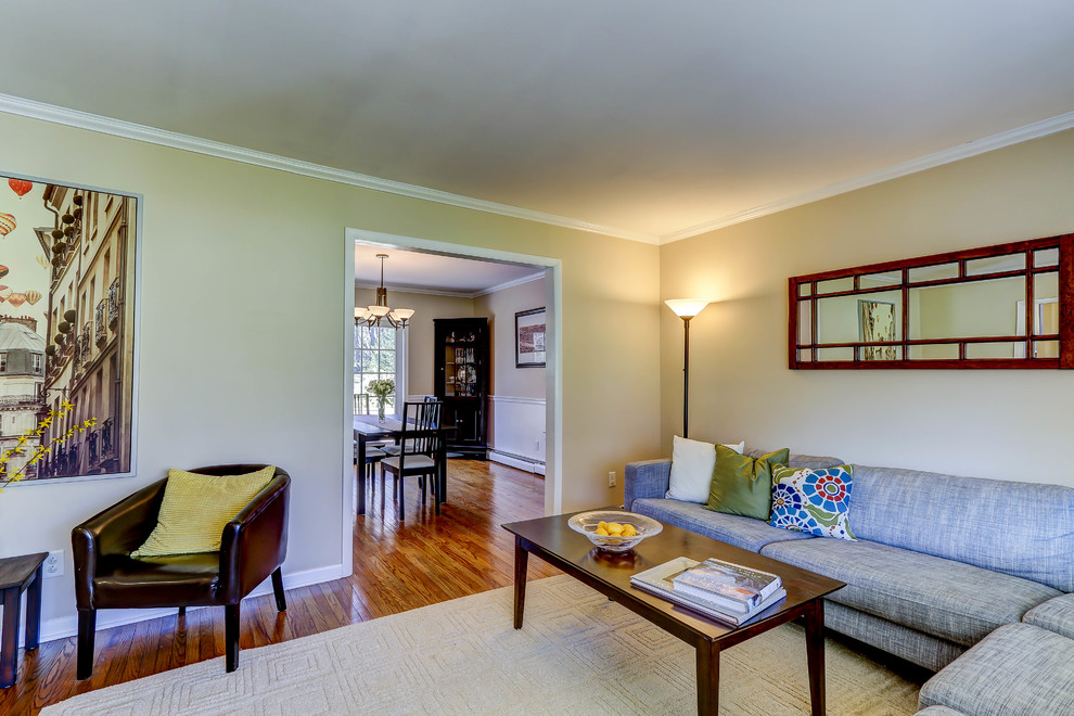 Mittelgroßes, Offenes Klassisches Wohnzimmer mit beiger Wandfarbe und hellem Holzboden in Philadelphia