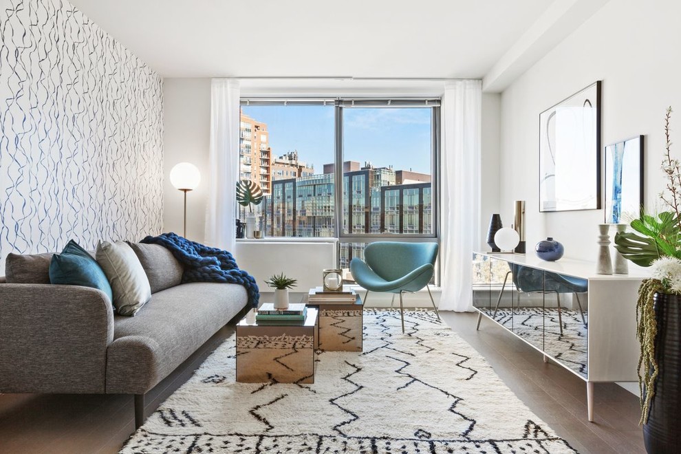 Mittelgroßes, Fernseherloses, Offenes Modernes Wohnzimmer ohne Kamin mit weißer Wandfarbe und hellem Holzboden in New York
