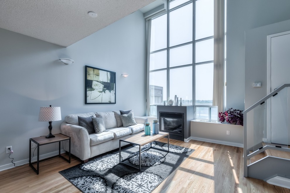 Klassisches Wohnzimmer mit grauer Wandfarbe und Kaminumrandung aus Beton in Toronto