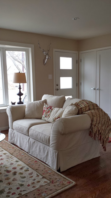 Mittelgroßes, Repräsentatives, Fernseherloses, Offenes Modernes Wohnzimmer mit beiger Wandfarbe und braunem Holzboden in Washington, D.C.