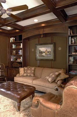 Immagine di un ampio soggiorno tradizionale chiuso con libreria, pareti verdi, parquet chiaro e nessuna TV