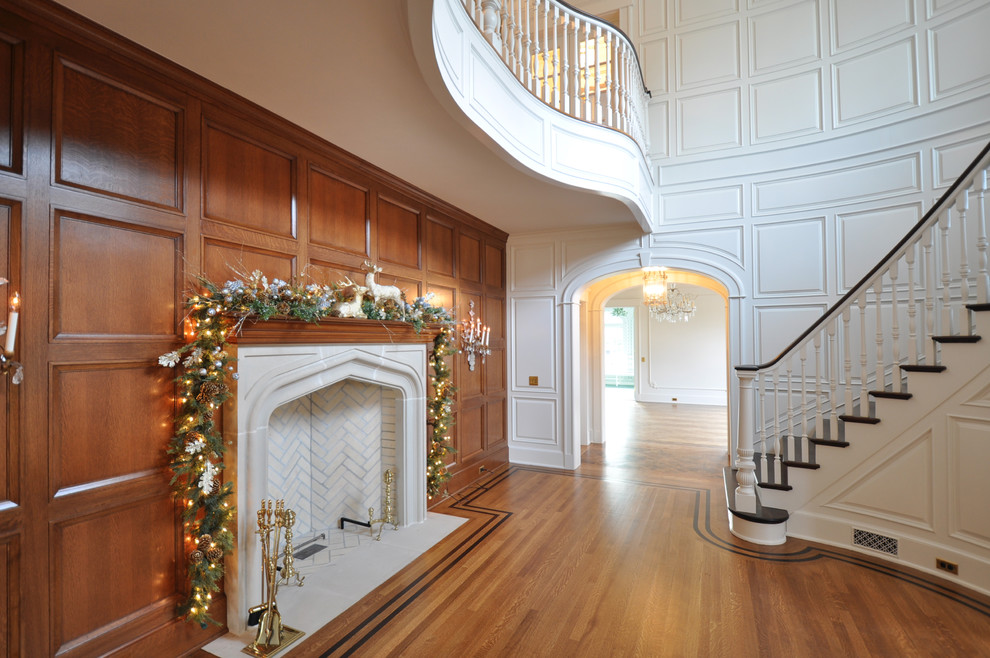 Klassisches Wohnzimmer mit weißer Wandfarbe, braunem Holzboden und Kamin in Newark