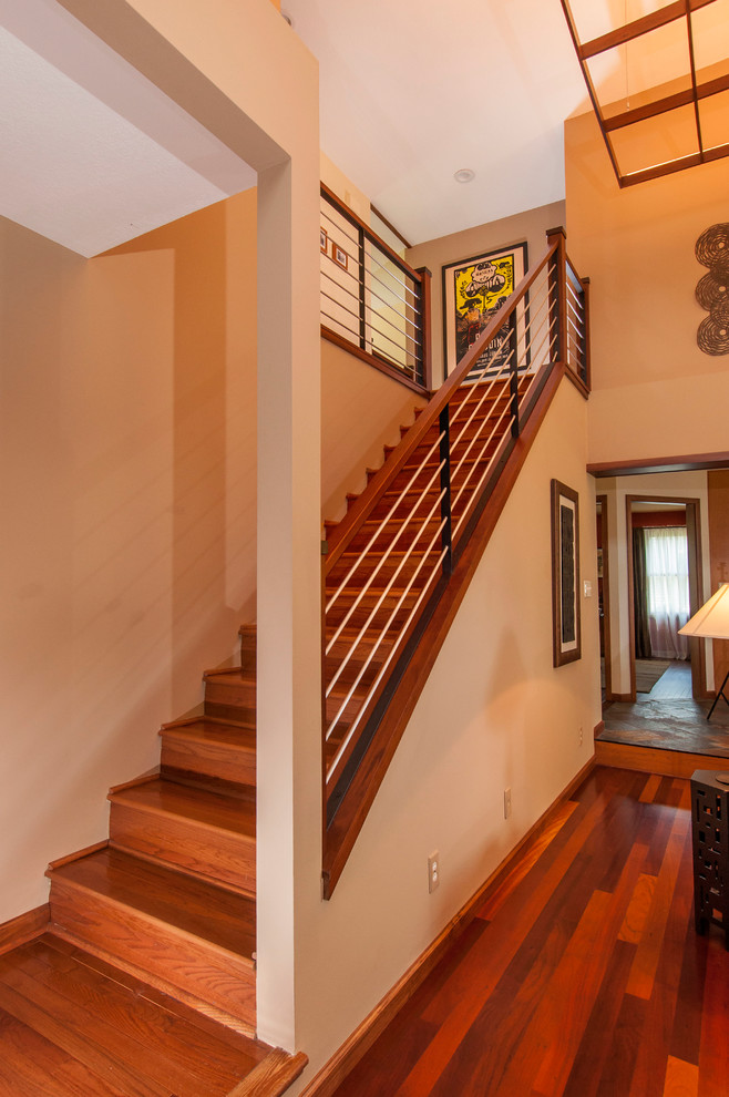 Стильный дизайн: лестница среднего размера в стиле модернизм - последний тренд