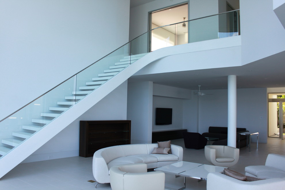Immagine di un grande soggiorno moderno aperto con pareti bianche, nessun camino e pavimento bianco
