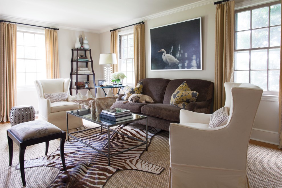 Cette photo montre un salon chic de taille moyenne et fermé avec un mur blanc, moquette, une salle de réception, aucune cheminée et aucun téléviseur.