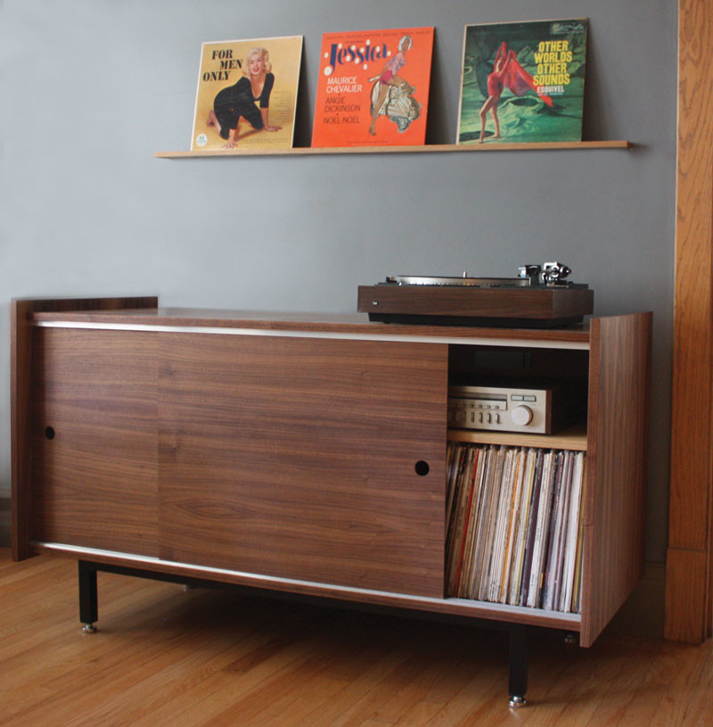 Modelo de salón con rincón musical vintage de tamaño medio sin chimenea y televisor con paredes azules y suelo de madera clara