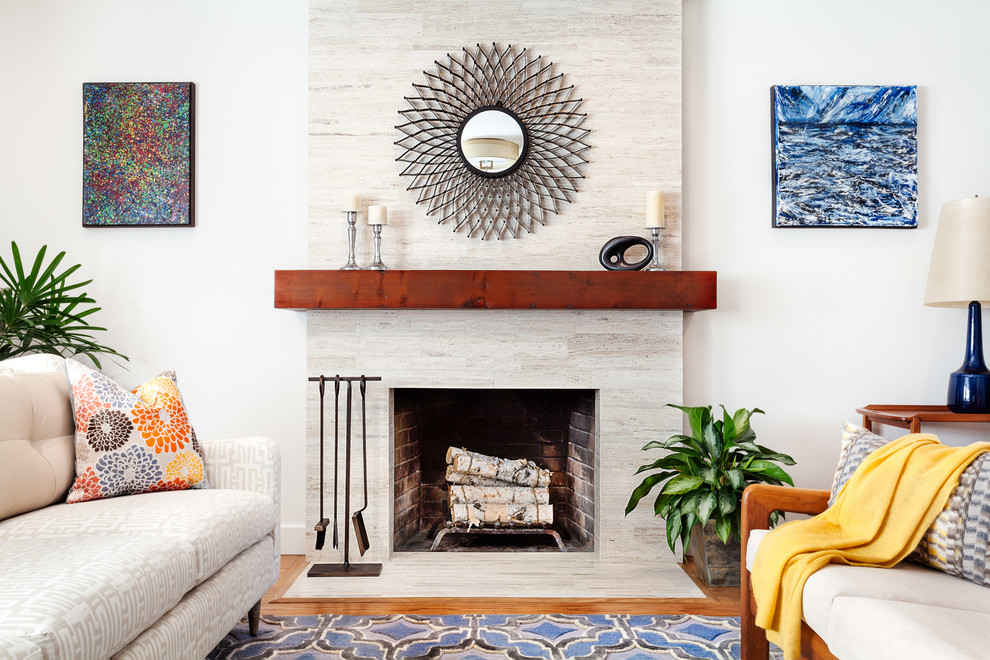 サンフランシスコにあるトランジショナルスタイルのおしゃれな応接間 (白い壁、無垢フローリング、標準型暖炉、テレビなし) の写真