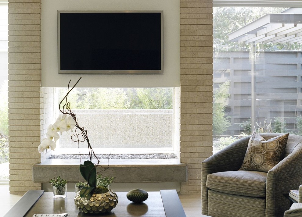 Mittelgroßes, Offenes Modernes Wohnzimmer mit weißer Wandfarbe, hellem Holzboden, Tunnelkamin und Kaminumrandung aus Stein in Dallas
