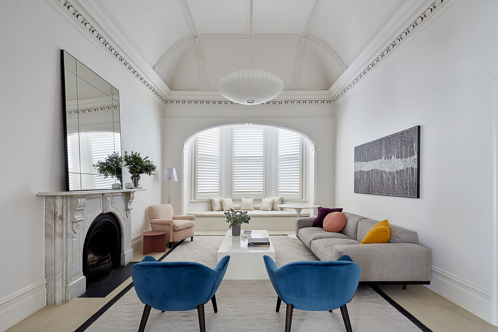 Foto di un soggiorno design chiuso con sala formale, pareti bianche, parquet chiaro, camino classico, nessuna TV e pavimento beige