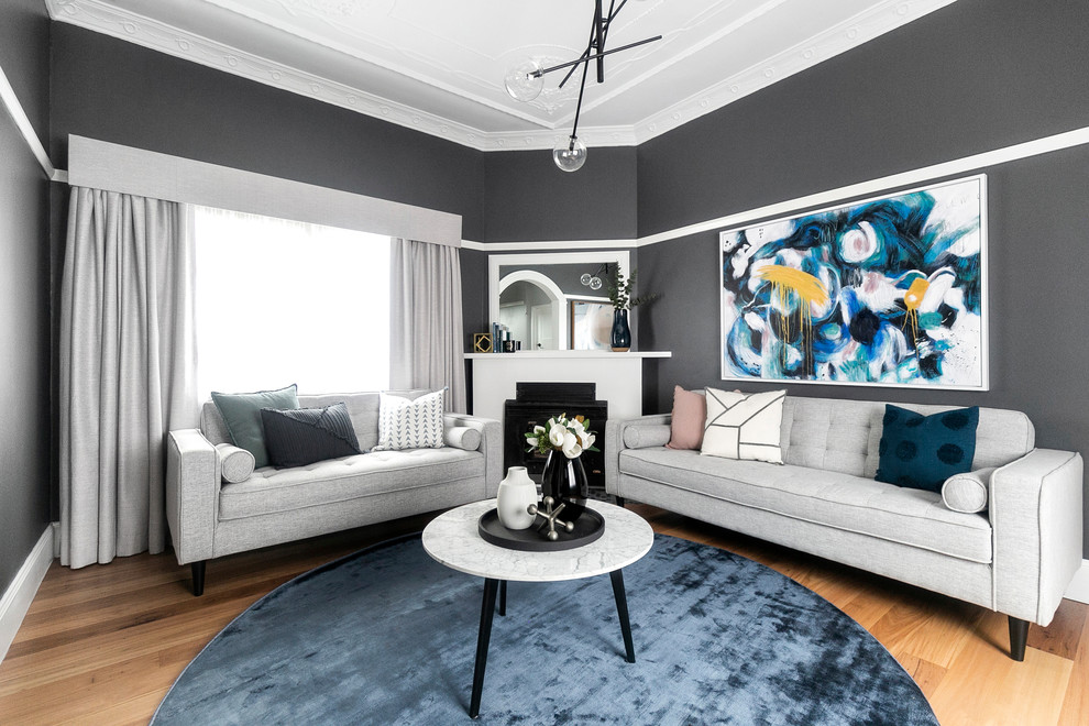 Klassisches Wohnzimmer mit grauer Wandfarbe, braunem Holzboden, Kamin und braunem Boden in Sydney