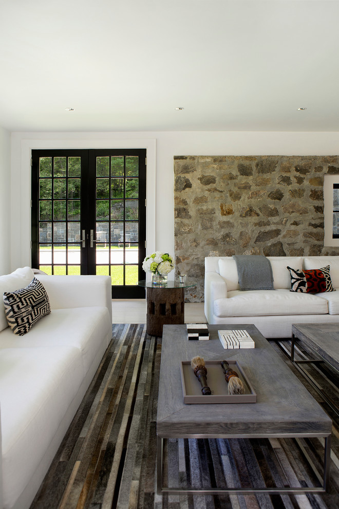 Diseño de salón para visitas de estilo de casa de campo de tamaño medio con paredes blancas, suelo de madera clara, todas las chimeneas, marco de chimenea de piedra y suelo beige