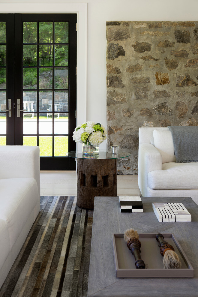 Ejemplo de salón para visitas de estilo de casa de campo de tamaño medio con paredes blancas, suelo de madera clara, todas las chimeneas, marco de chimenea de piedra y suelo beige