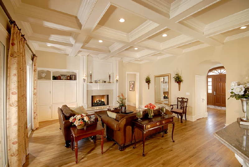 Idées déco pour un salon classique ouvert avec un sol en bois brun, une cheminée standard et un manteau de cheminée en pierre.