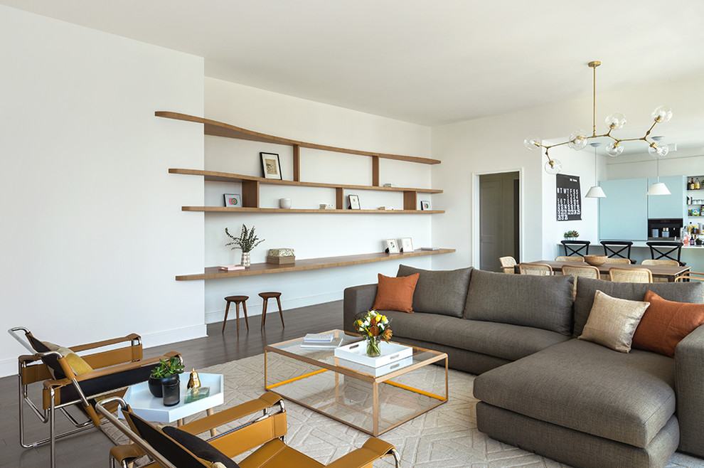 Стильный дизайн: открытая гостиная комната в стиле ретро с белыми стенами - последний тренд