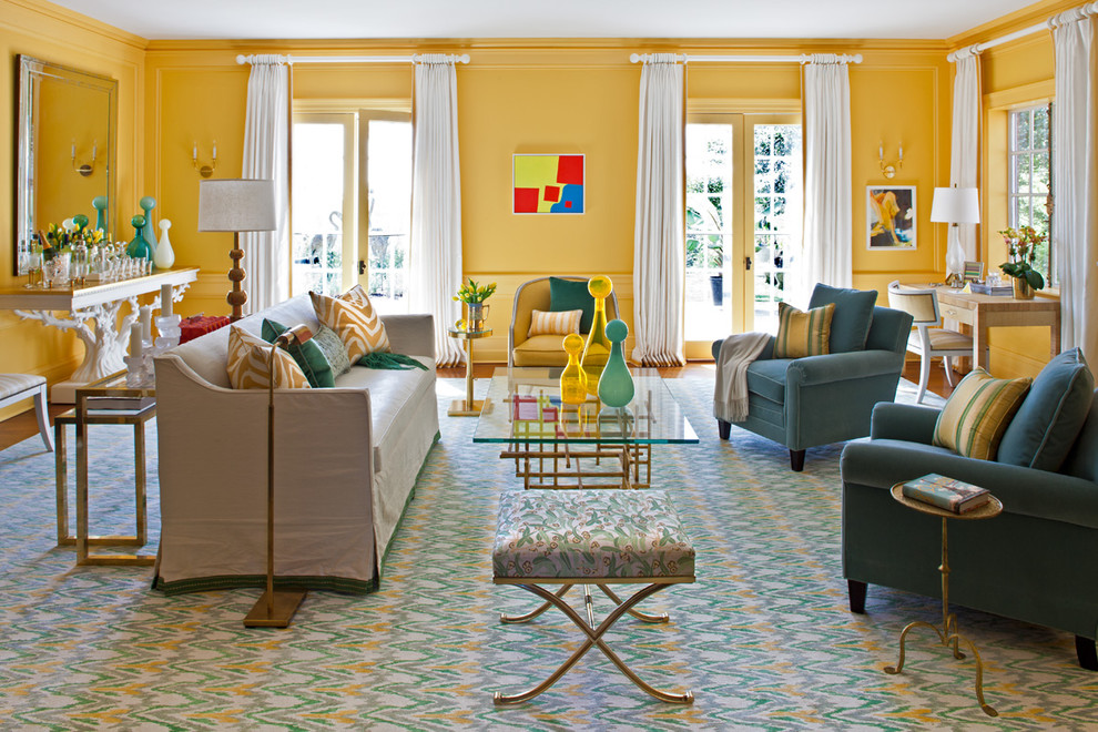 Großes, Repräsentatives, Fernseherloses, Abgetrenntes Stilmix Wohnzimmer ohne Kamin mit gelber Wandfarbe und dunklem Holzboden in New York