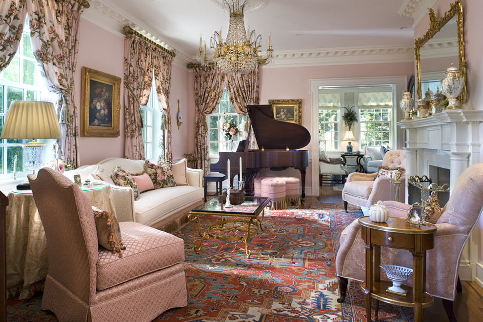 На фото: гостиная комната в классическом стиле с музыкальной комнатой и розовыми стенами с