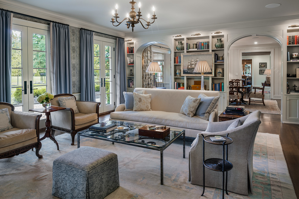 Esempio di un soggiorno classico chiuso con libreria, pareti blu, parquet scuro, pavimento marrone e tappeto