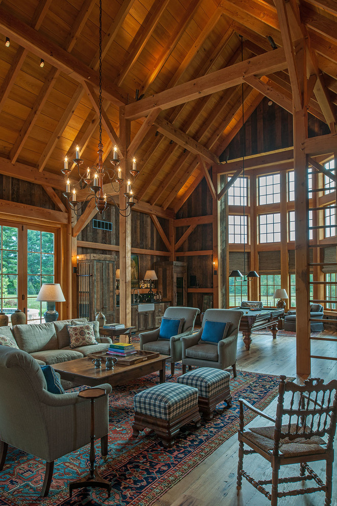 Immagine di un soggiorno country aperto con pareti marroni, pavimento in legno massello medio e pavimento marrone