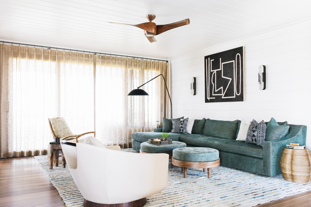 Esempio di un soggiorno costiero con pareti bianche, pavimento in legno massello medio e pavimento marrone