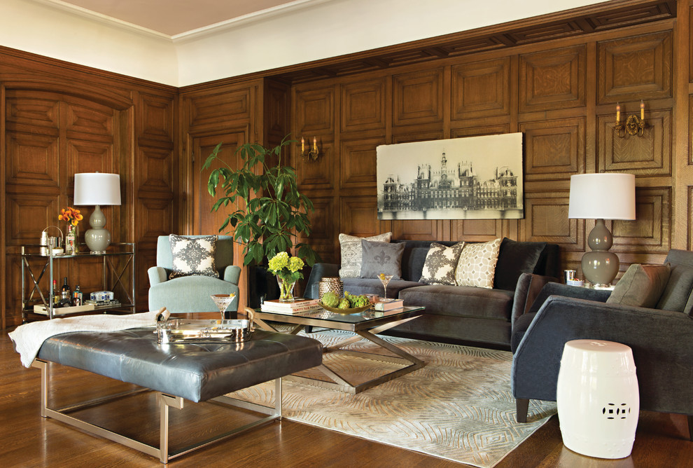 Foto di un grande soggiorno chic chiuso con pareti marroni, pavimento in legno massello medio, nessun camino e nessuna TV