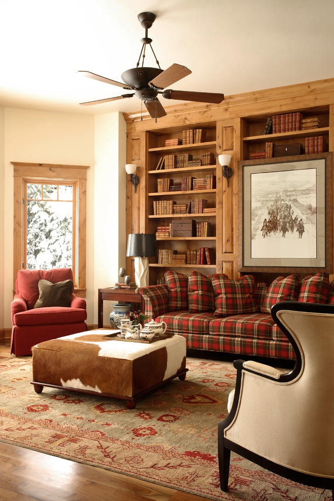Imagen de biblioteca en casa rural con suelo de madera en tonos medios