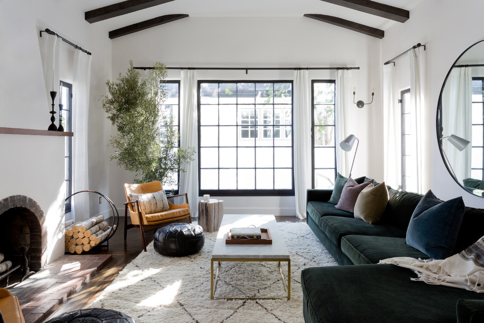 Fernseherloses Klassisches Wohnzimmer mit weißer Wandfarbe, dunklem Holzboden, Kamin und braunem Boden in Los Angeles