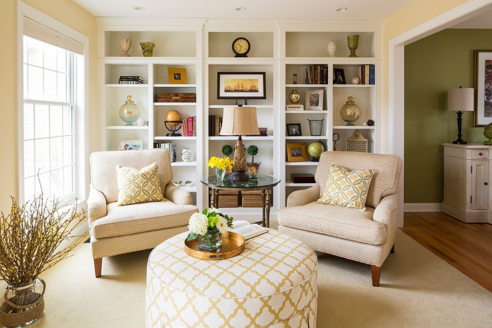 Immagine di un soggiorno chic chiuso con sala formale, pareti gialle e parquet chiaro