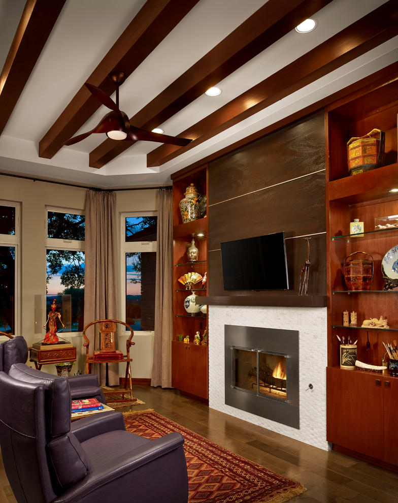 Asiatisches Wohnzimmer mit beiger Wandfarbe, dunklem Holzboden, Kamin und TV-Wand in Austin