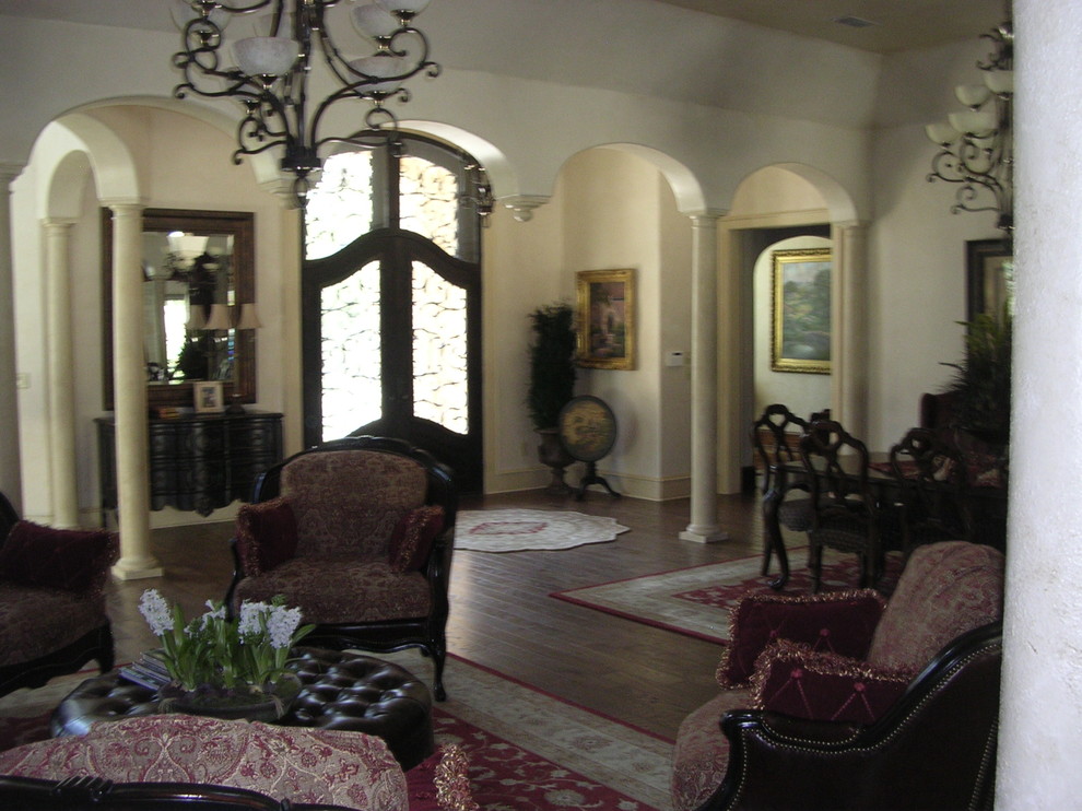 Idee per un soggiorno tradizionale di medie dimensioni e aperto con pareti bianche, pavimento in legno massello medio e camino classico