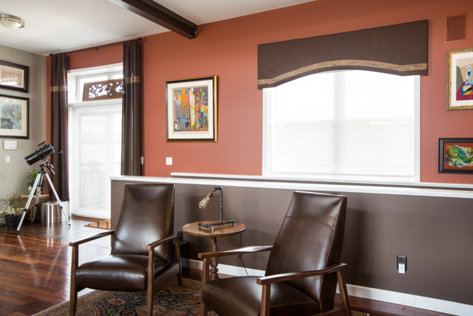 Ejemplo de salón abierto tradicional renovado de tamaño medio sin chimenea con paredes multicolor, suelo de madera oscura, televisor independiente y suelo marrón
