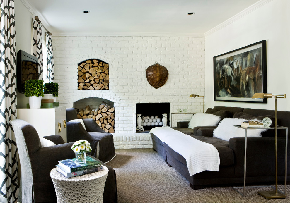 Cette image montre un salon design fermé avec un mur blanc, une cheminée standard et un manteau de cheminée en brique.