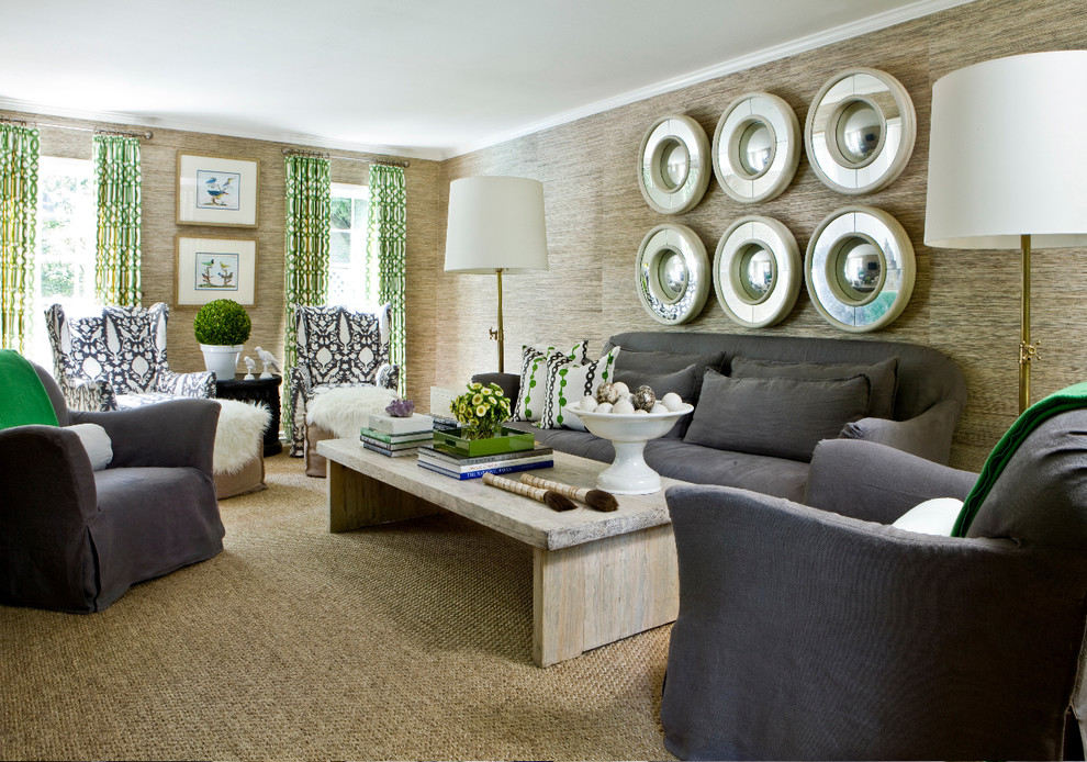 Стильный дизайн: большая гостиная комната в современном стиле с коричневыми стенами и красивыми шторами - последний тренд