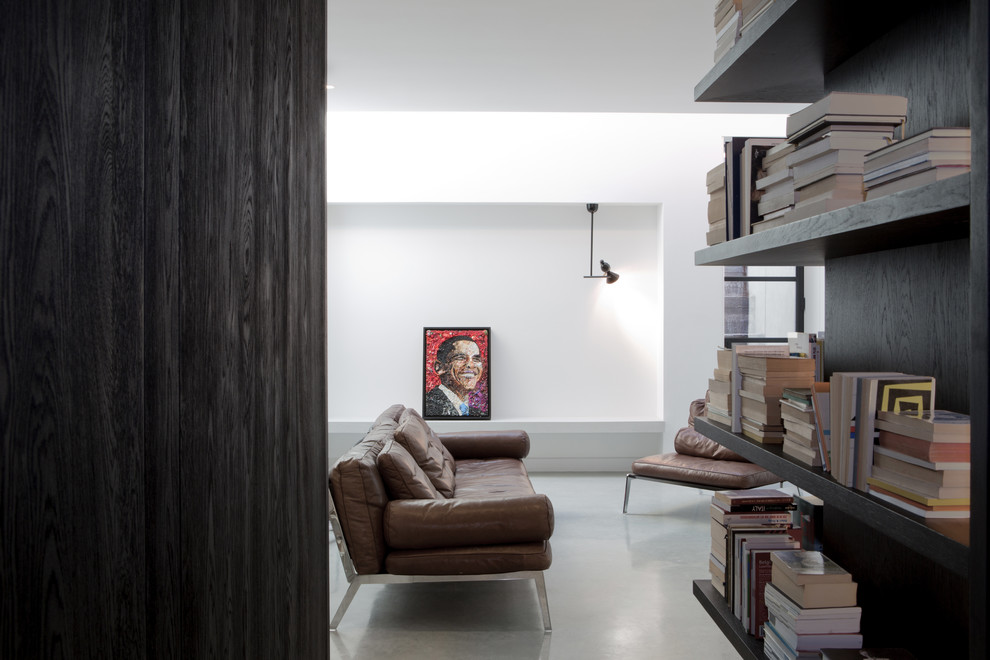 Esempio di un soggiorno minimal di medie dimensioni e aperto con pareti bianche, pavimento in cemento e pavimento grigio
