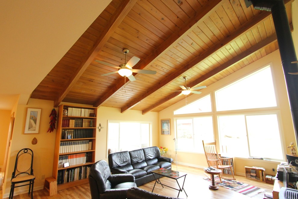 Imagen de salón abierto clásico de tamaño medio con paredes beige, suelo de madera en tonos medios y estufa de leña