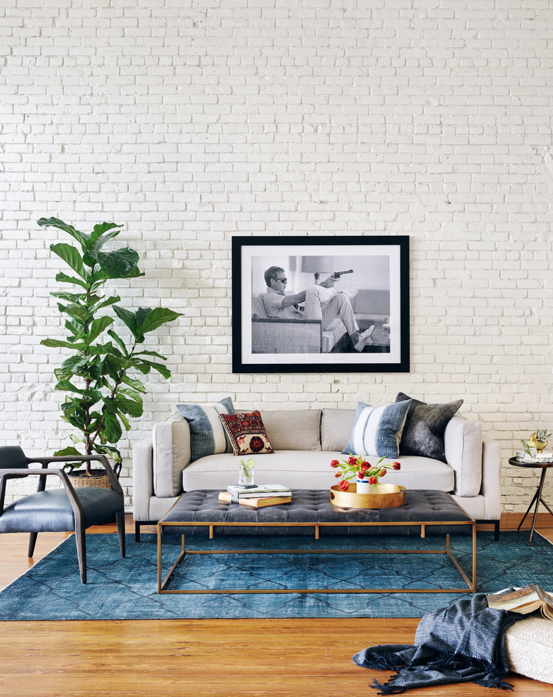 Idée de décoration pour un grand salon mansardé ou avec mezzanine nordique avec un mur blanc.