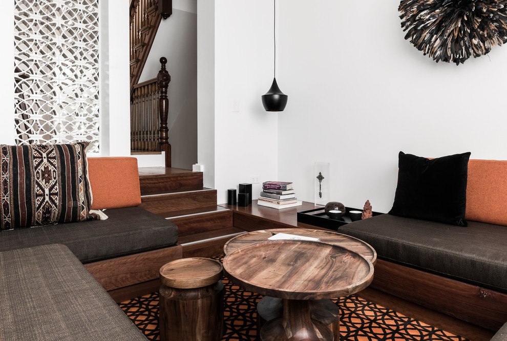 Стильный дизайн: маленькая парадная, изолированная гостиная комната в стиле ретро с белыми стенами, ковровым покрытием и оранжевым полом для на участке и в саду - последний тренд