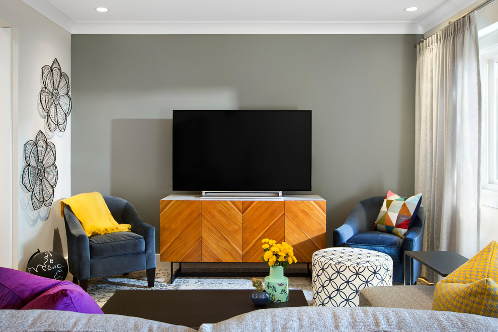 Kleines, Offenes, Repräsentatives Modernes Wohnzimmer ohne Kamin mit grauer Wandfarbe, Teppichboden, freistehendem TV und buntem Boden in Vancouver