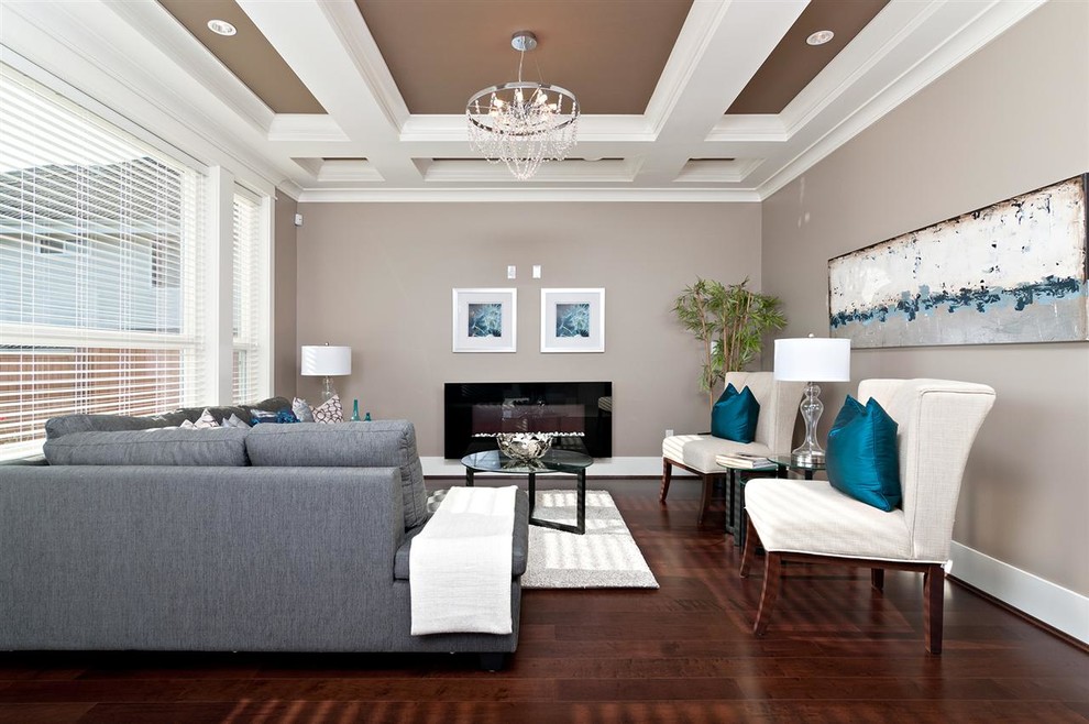 На фото: гостиная комната в современном стиле с серыми стенами, горизонтальным камином и коричневым полом