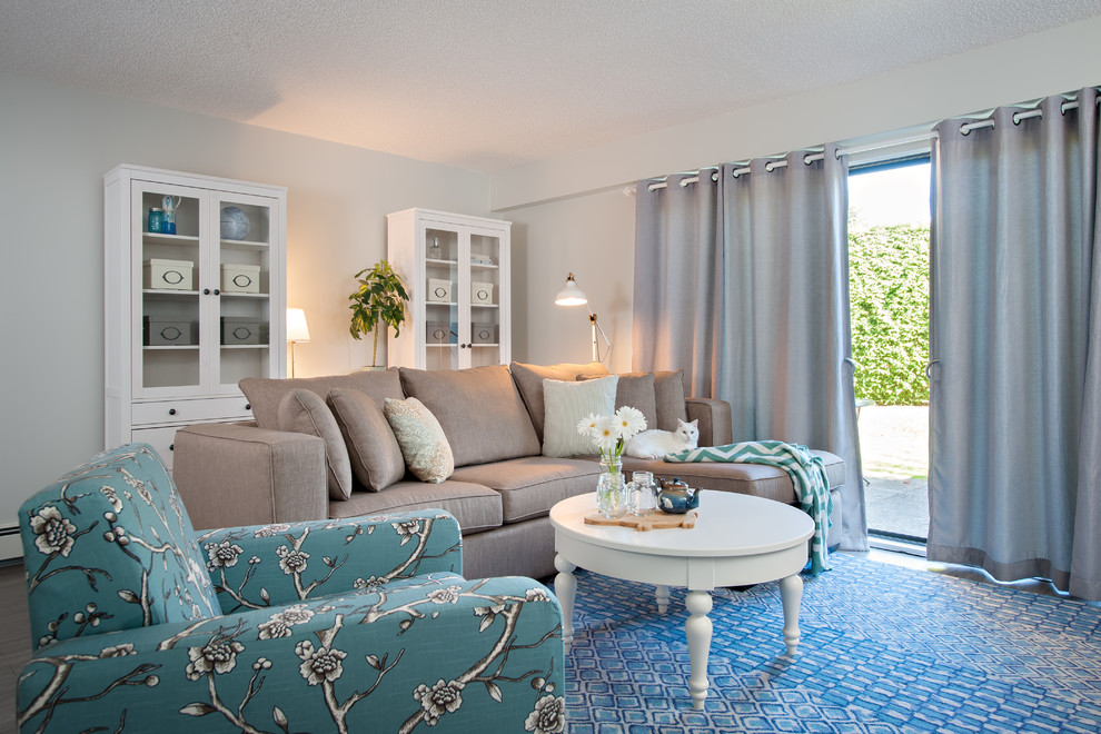 Стильный дизайн: открытая гостиная комната в стиле неоклассика (современная классика) с серыми стенами и отдельно стоящим телевизором - последний тренд