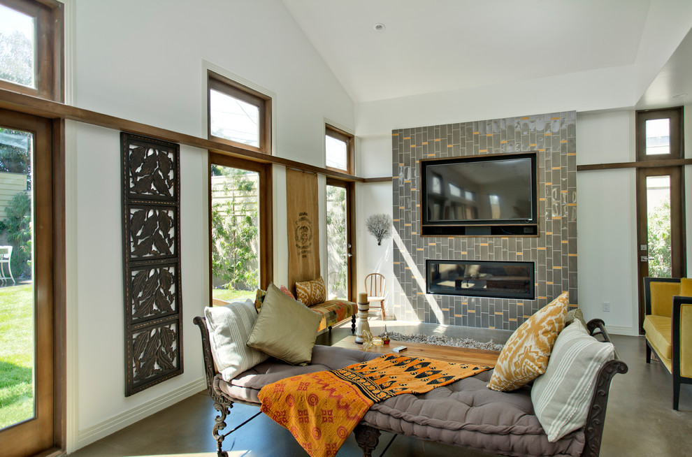 На фото: гостиная комната в современном стиле с горизонтальным камином и мультимедийным центром
