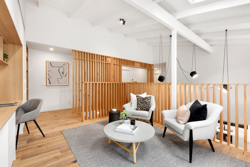 Пример оригинального дизайна: двухуровневая гостиная комната в скандинавском стиле с белыми стенами, паркетным полом среднего тона, коричневым полом, балками на потолке, потолком из вагонки и сводчатым потолком