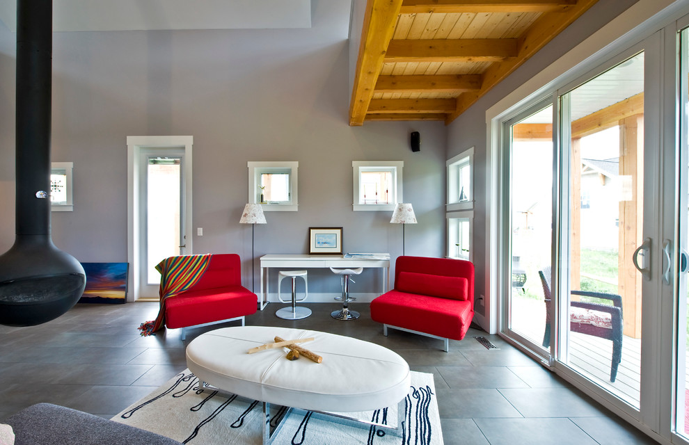 Offenes Modernes Wohnzimmer mit grauer Wandfarbe, Hängekamin und Schieferboden in Vancouver