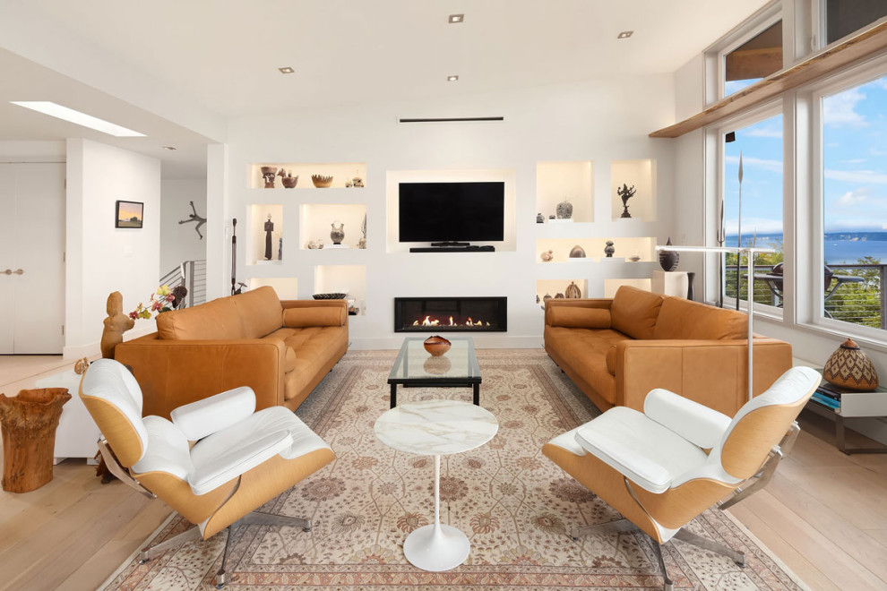 Exemple d'un salon tendance ouvert avec un mur blanc, parquet clair, une cheminée ribbon, un téléviseur fixé au mur et un sol beige.