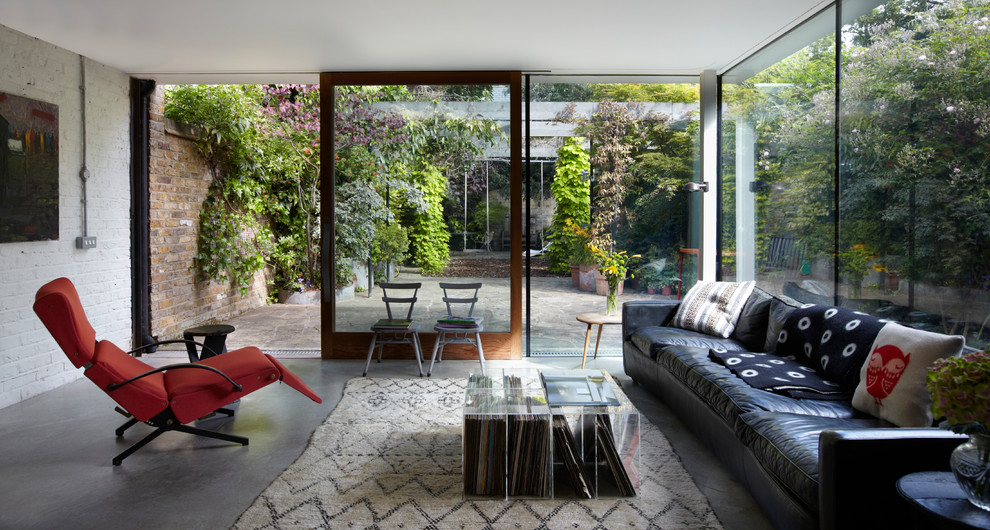 Mittelgroßes Modernes Wohnzimmer mit weißer Wandfarbe, Betonboden, TV-Wand und grauem Boden in London