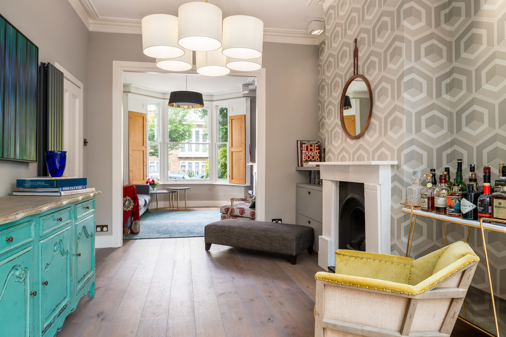 Mittelgroßes, Repräsentatives, Abgetrenntes Modernes Wohnzimmer mit grauer Wandfarbe, braunem Holzboden und Kamin in London