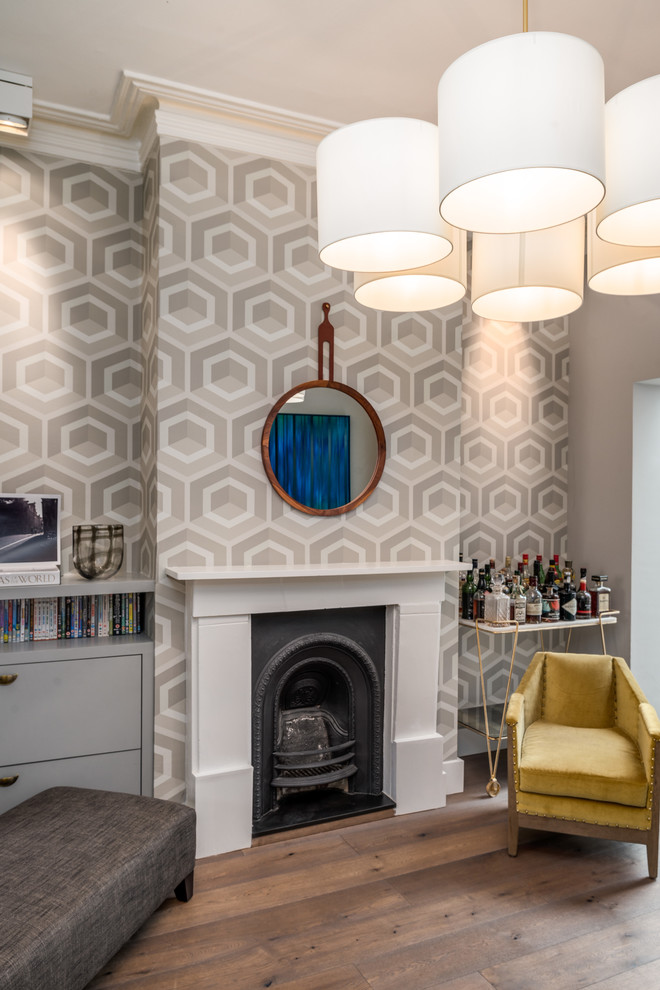 Mittelgroßes, Repräsentatives, Abgetrenntes Modernes Wohnzimmer mit grauer Wandfarbe, braunem Holzboden und Kaminofen in London